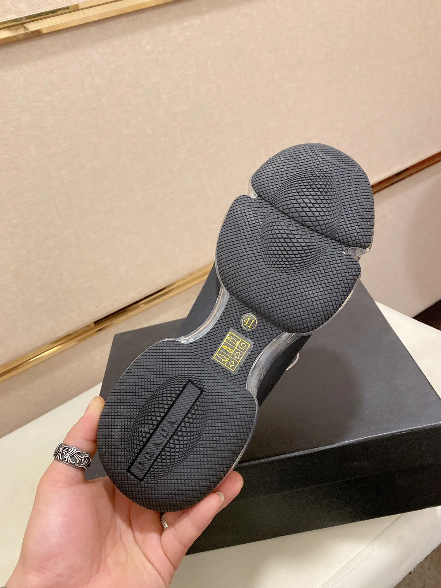 Factory price: 640💰 ✔️✔️✔️High-quality new PRADA counters are launched simultaneously. The new men's shoes and 😘fabric are made of high-tech glue-spraying technology. Lining: Full cowhide lining. 👍🏿 High-end ☄️ air-cushion molded anti-slip rubber outsole, exquisite lines, simple and elegant, comfortable and high-end for leisure travel. Code number: 38 to 45